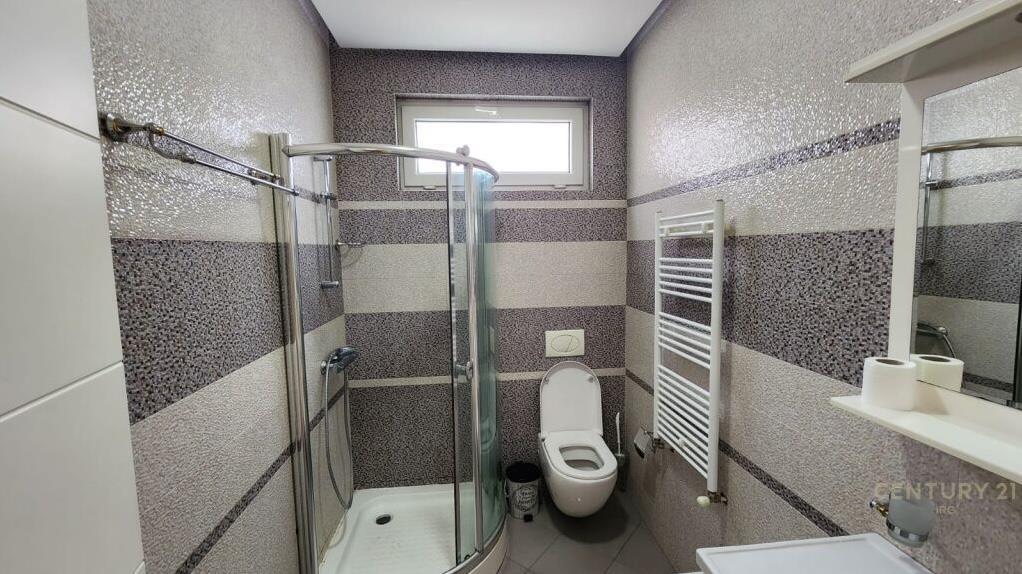 Qira Apartament 3+1+2 Rruga e Kavajes 950 € 128 m2