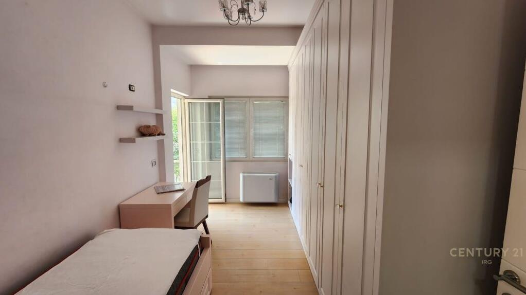 Qira Apartament 3+1+2 Rruga e Kavajes 950 € 128 m2