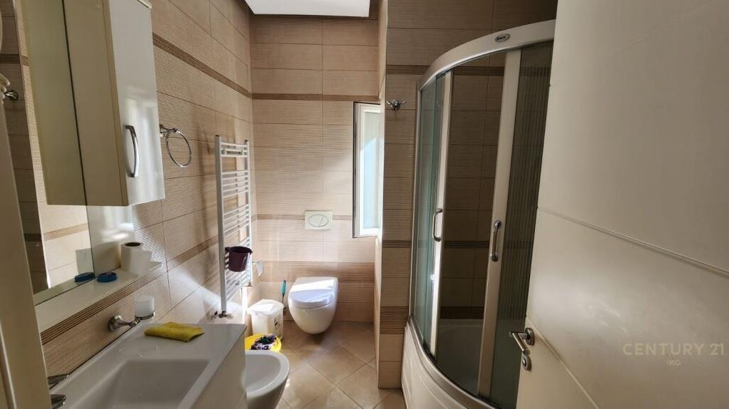 Qira Apartament 3+1+2 Rruga e Kavajes 950 € 128 m2
