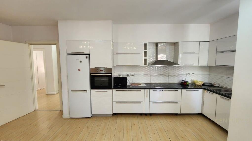 Qira Apartament 3+1+2 Rruga e Kavajes 950 € 128 m2