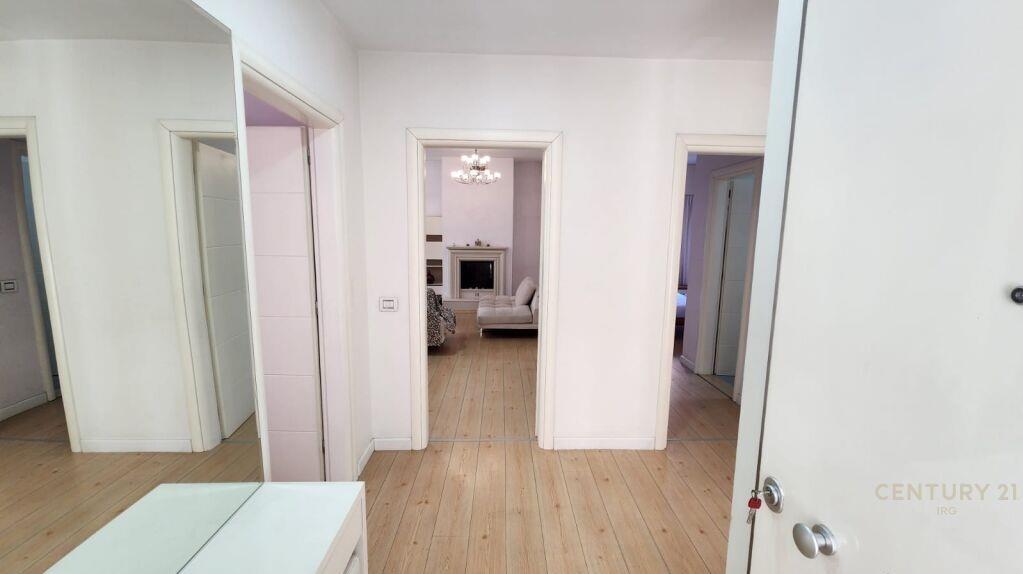 Qira Apartament 3+1+2 Rruga e Kavajes 950 € 128 m2