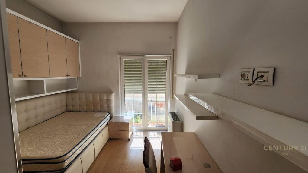 Qira Apartament 3+1+2 Rruga e Kavajes 950 € 128 m2