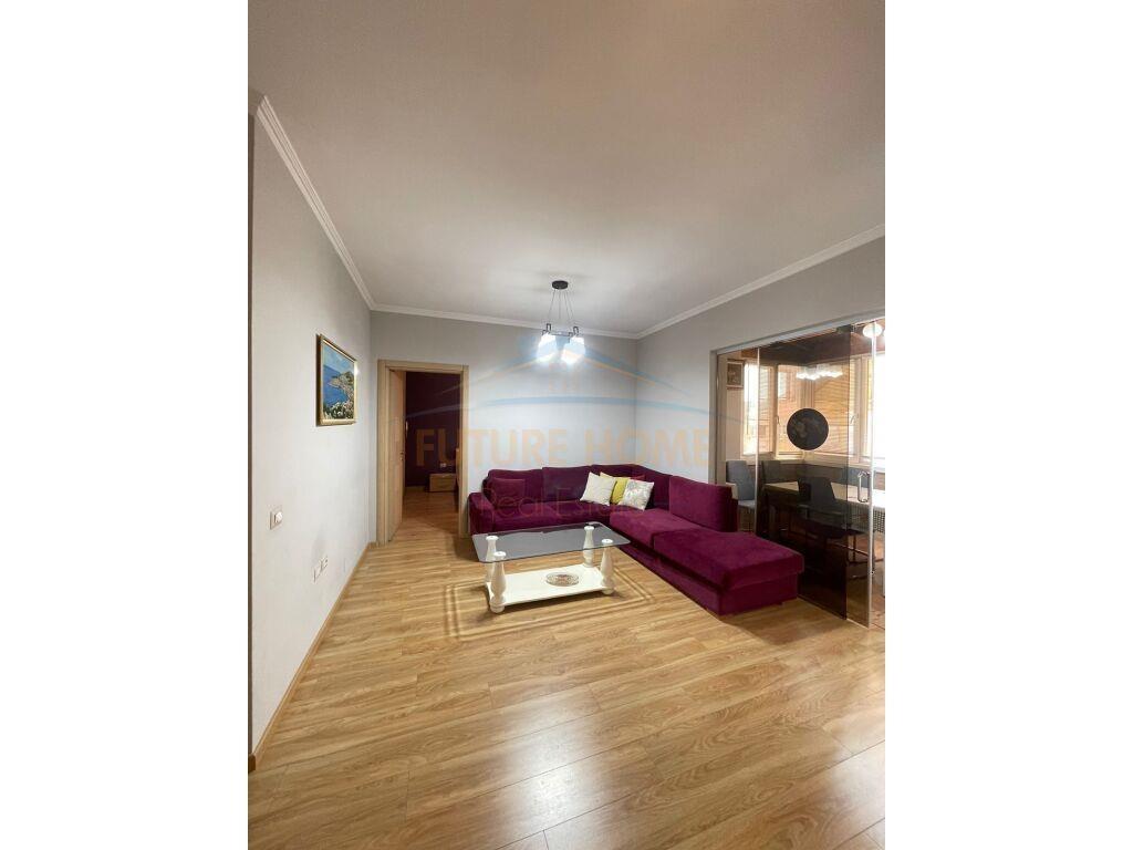 Shitet, Apartament 1+1+Verandë, Komuna e Parisit, Tiranë.