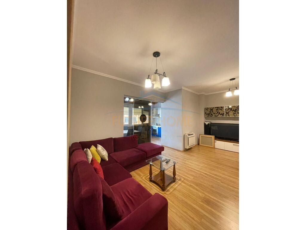Shitet, Apartament 1+1+Verandë, Komuna e Parisit, Tiranë.
