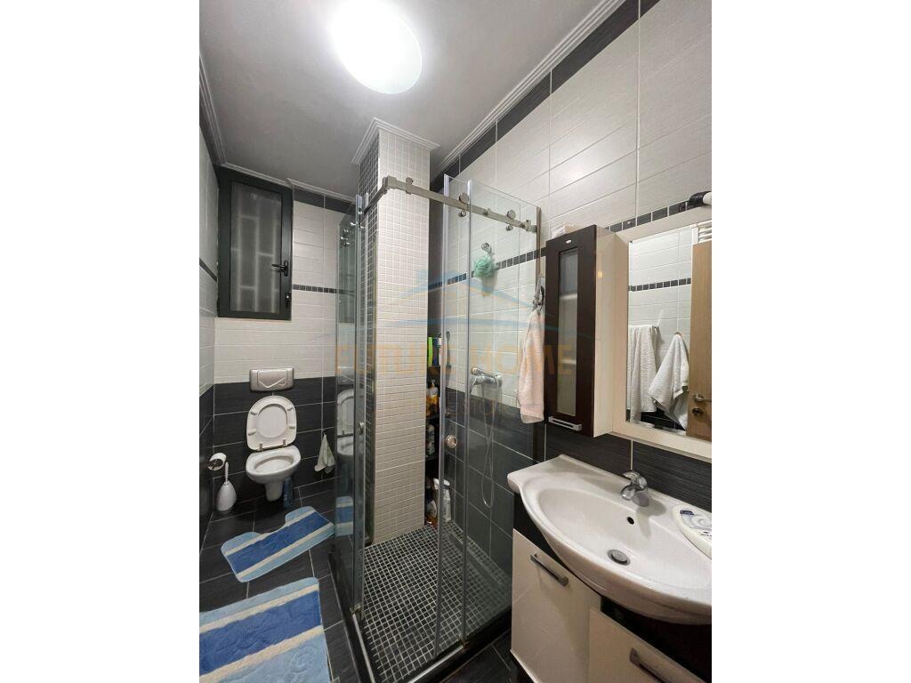 Shitet, Apartament 1+1+Verandë, Komuna e Parisit, Tiranë.