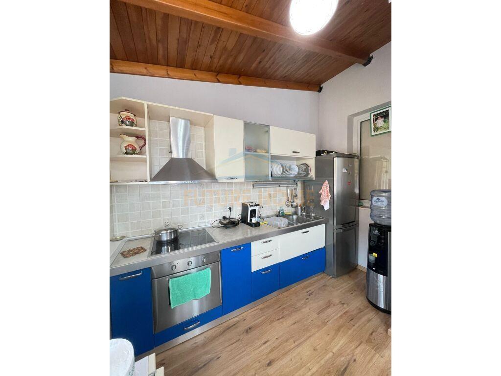 Shitet, Apartament 1+1+Verandë, Komuna e Parisit, Tiranë.