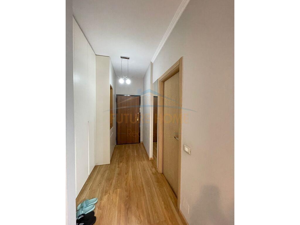 Shitet, Apartament 1+1+Verandë, Komuna e Parisit, Tiranë.