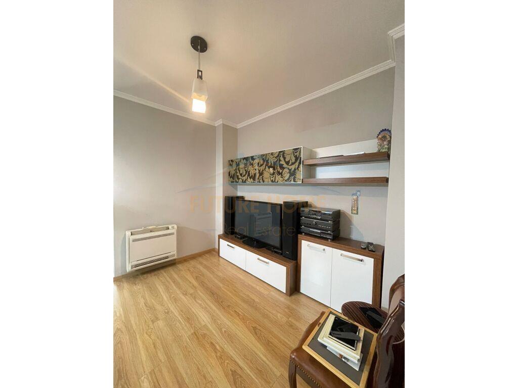 Shitet, Apartament 1+1+Verandë, Komuna e Parisit, Tiranë.