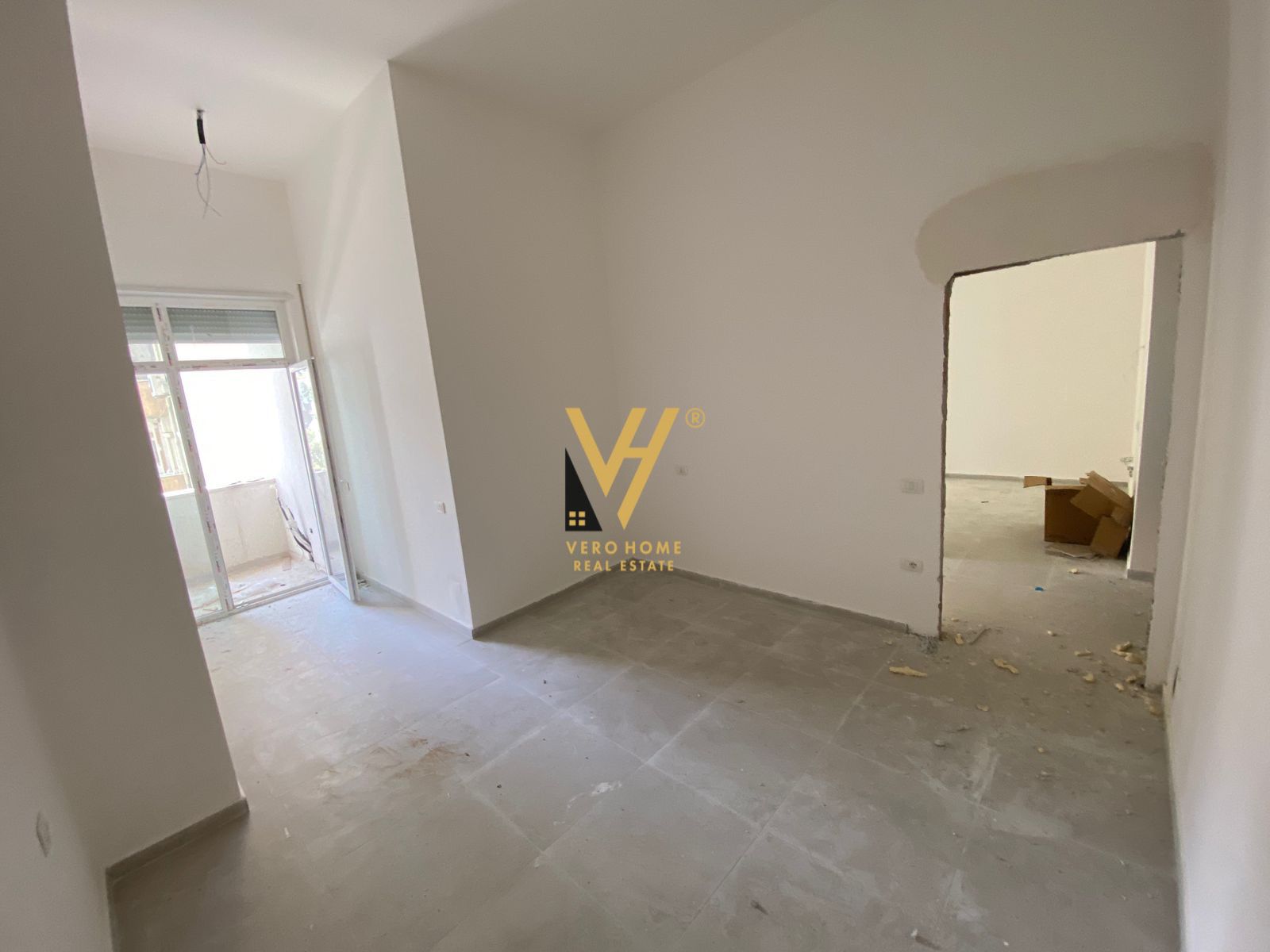 JEPET ZYRE 96 M2 ME QERA NE QENDER 1.200 EURO