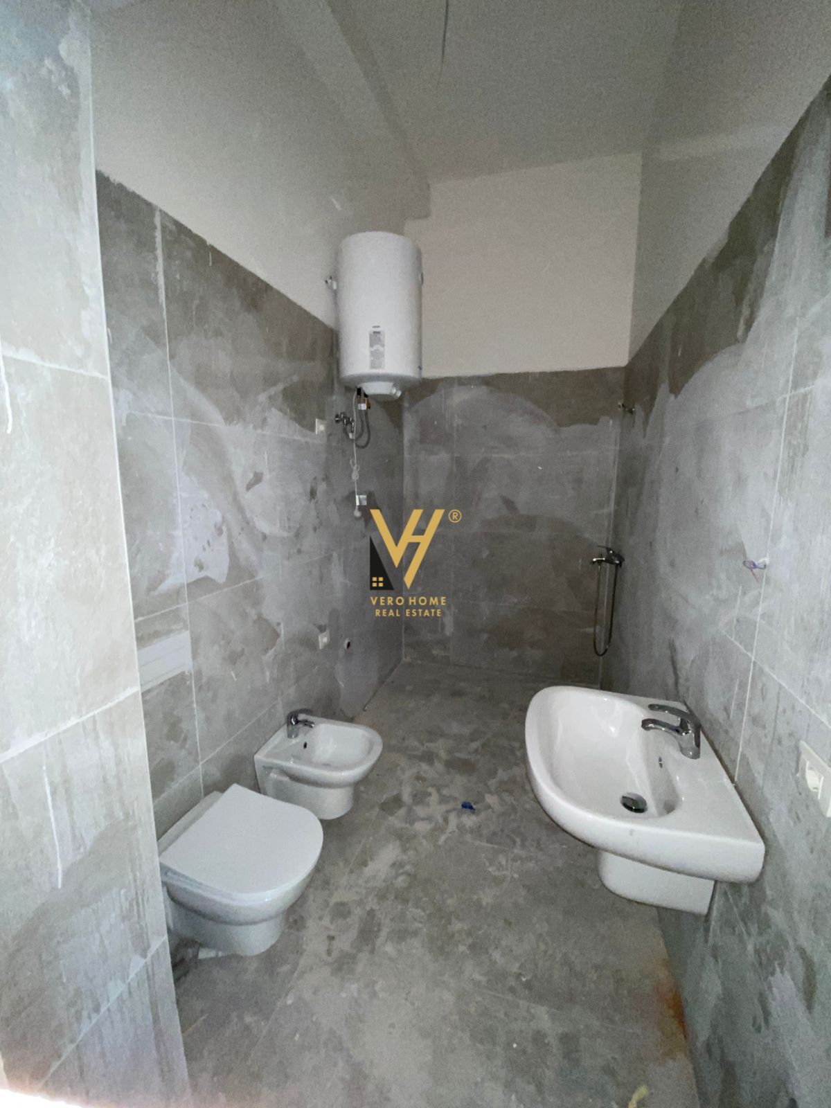 JEPET ZYRE 96 M2 ME QERA NE QENDER 1.200 EURO