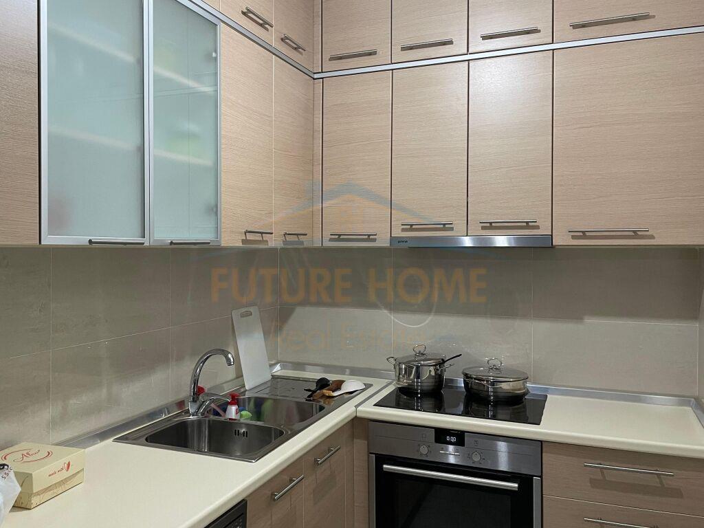 Qera, Apartament 2+1+2+ Poste Parkimi, Fresk, Tiranë.