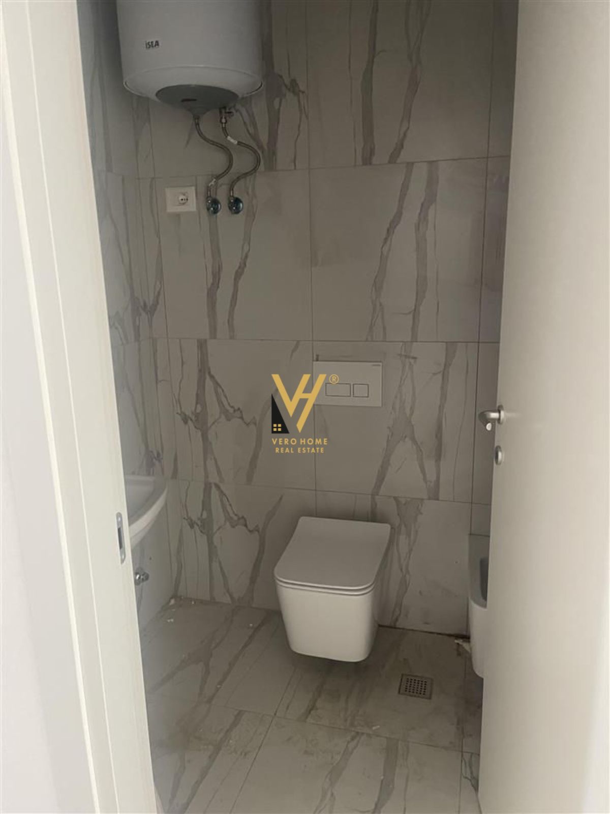 JEPET ZYRE 148 M2 ME QERA TE BULEVARDI I RI 500 EU