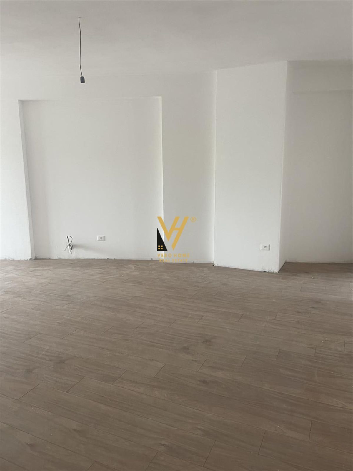 JEPET ZYRE 148 M2 ME QERA TE BULEVARDI I RI 500 EU