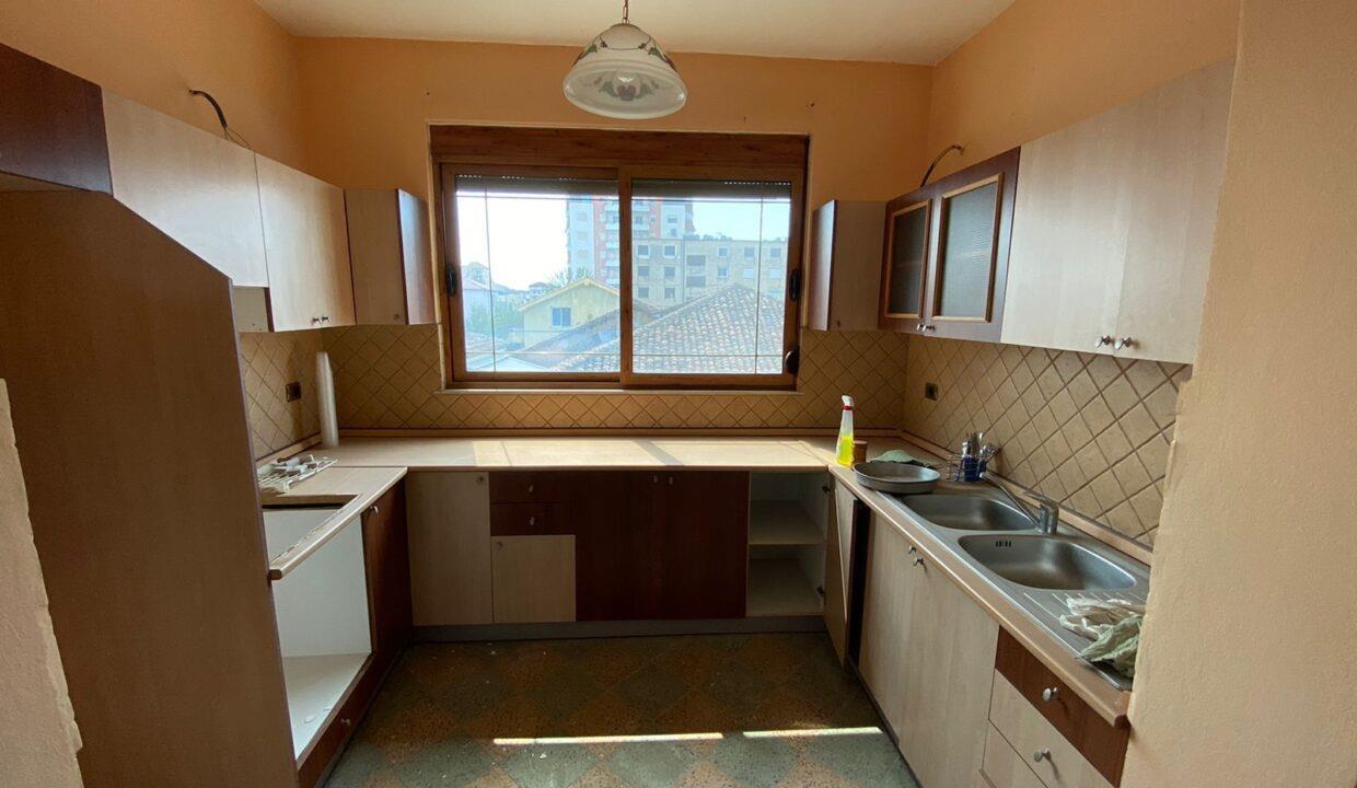 Shitet vile 2 kateshe, qender Kavaje,,vetem 10 m nga zyra .