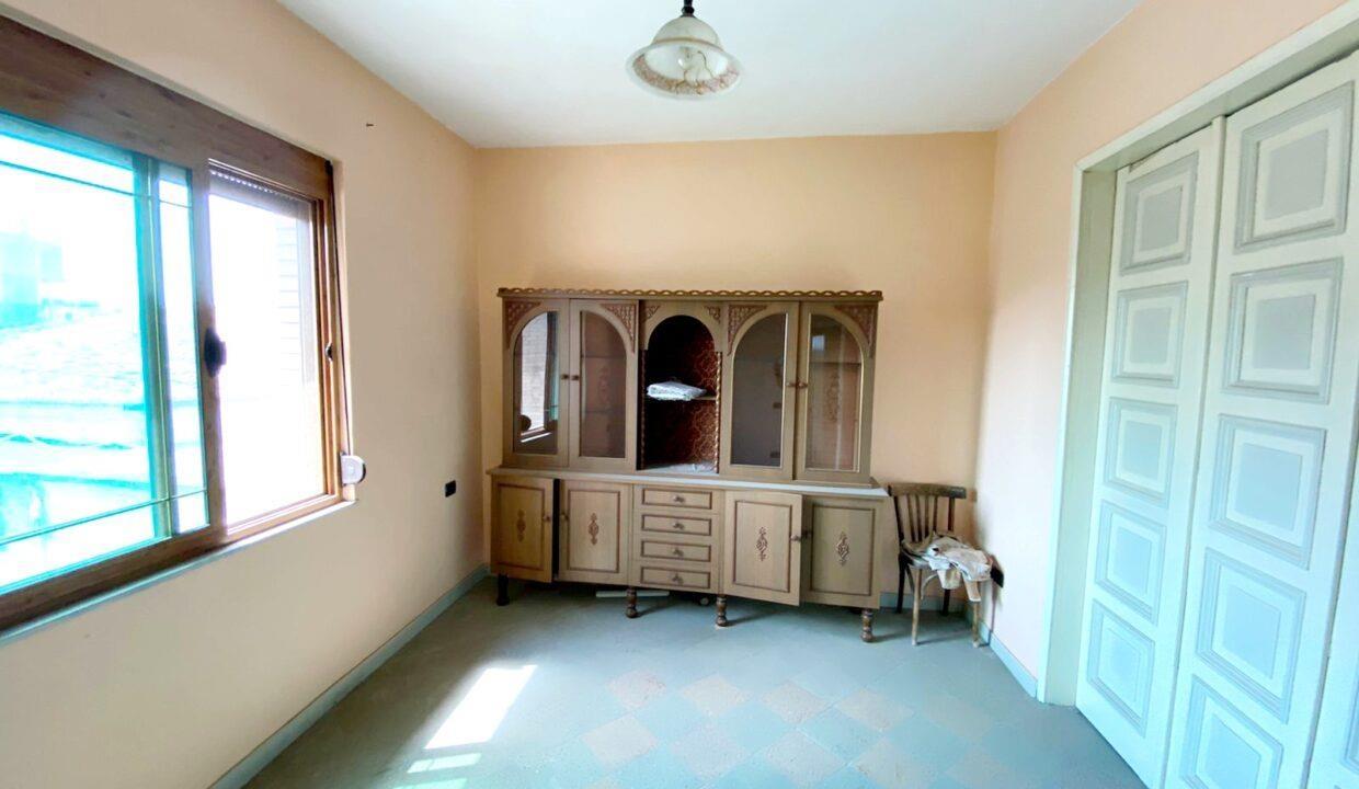 Shitet vile 2 kateshe, qender Kavaje,,vetem 10 m nga zyra .