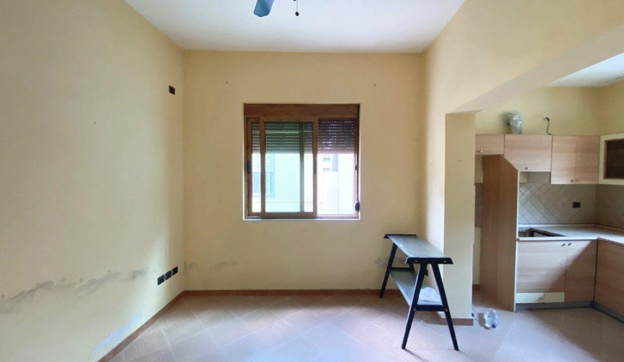 Shitet vile 2 kateshe, qender Kavaje,,vetem 10 m nga zyra .