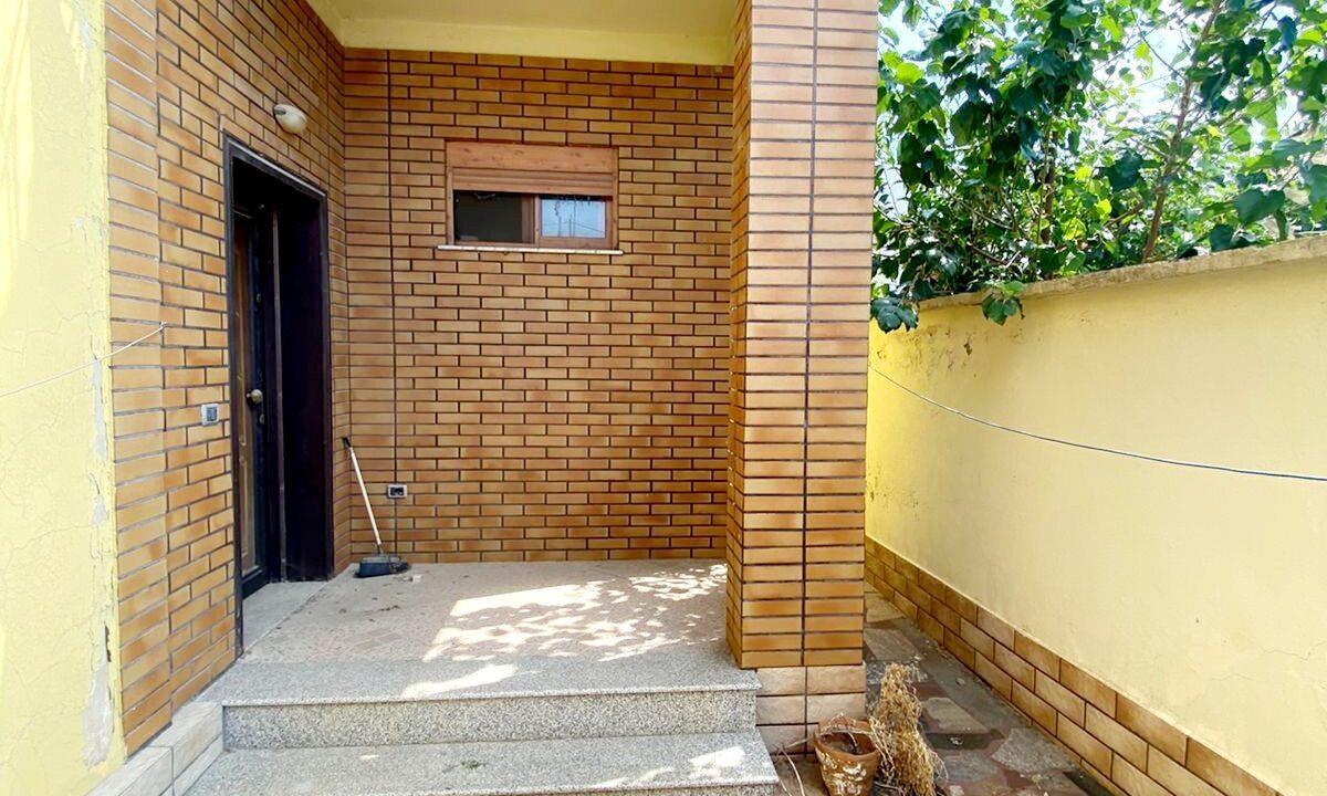 Shitet vile 2 kateshe, qender Kavaje,,vetem 10 m nga zyra .