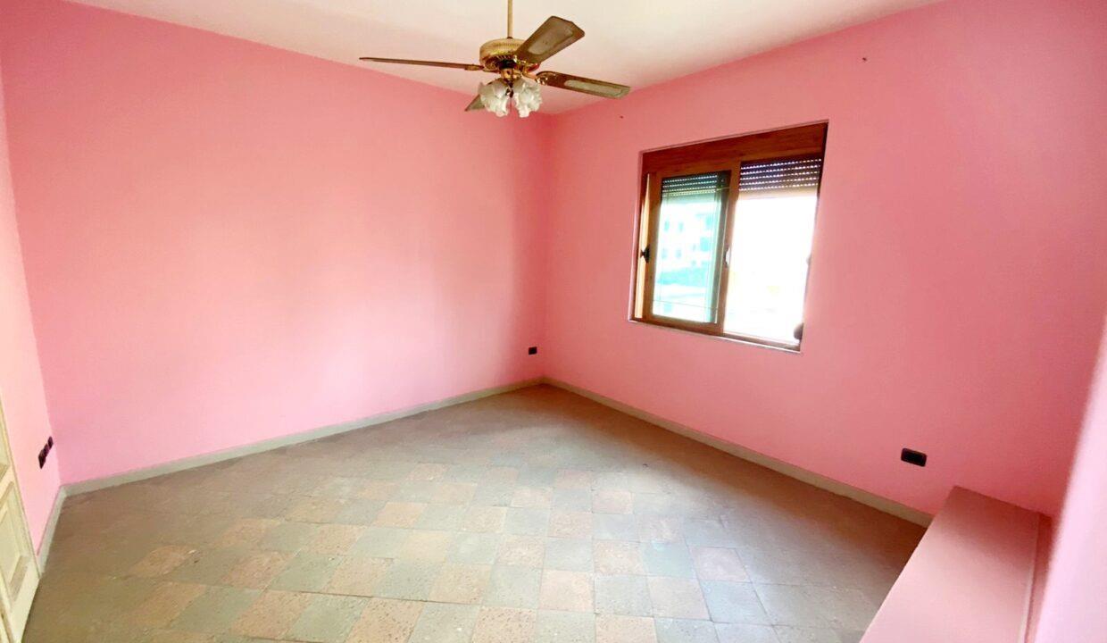 Shitet vile 2 kateshe, qender Kavaje,,vetem 10 m nga zyra .