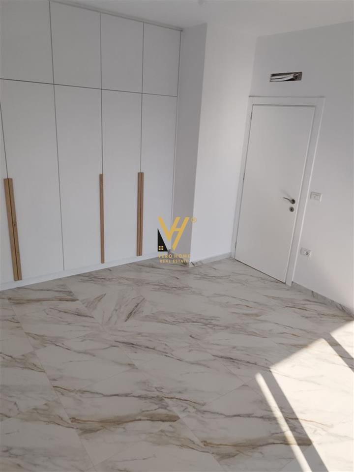 JEPET ZYRE 86 M2 ME QERA NE PORCELAN 450 EURO