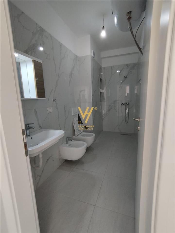 JEPET ZYRE 86 M2 ME QERA NE PORCELAN 450 EURO