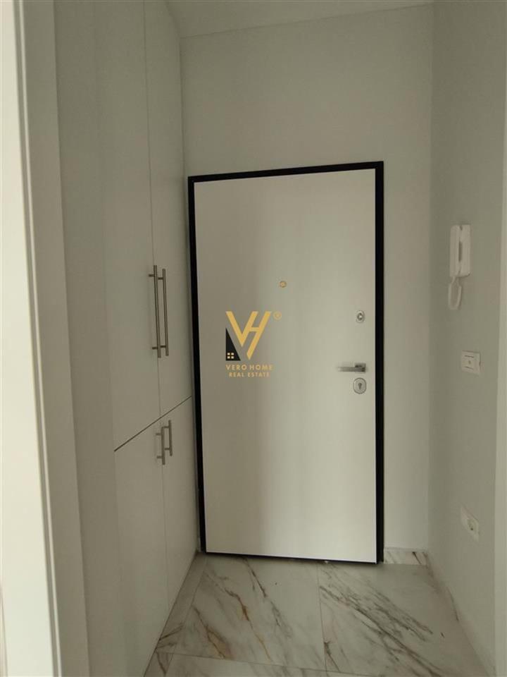 JEPET ZYRE 86 M2 ME QERA NE PORCELAN 450 EURO