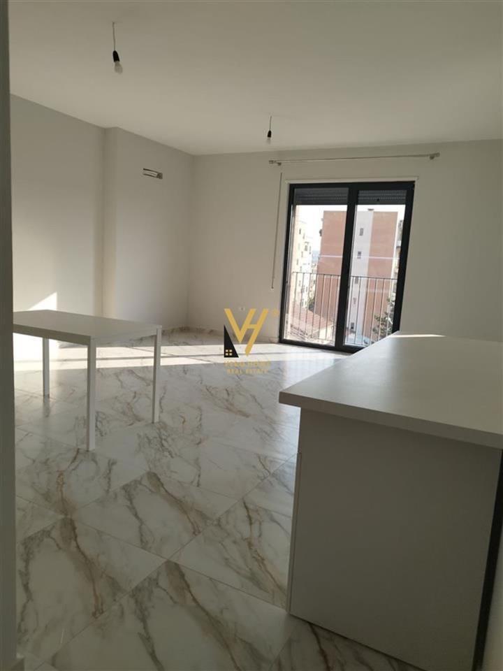 JEPET ZYRE 86 M2 ME QERA NE PORCELAN 450 EURO