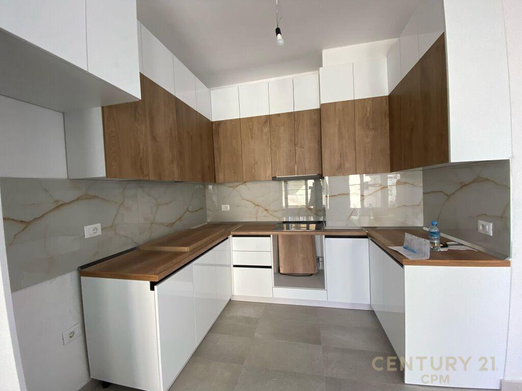 Qira apartament ose ambient per zyra 2+1+2 ne Komun