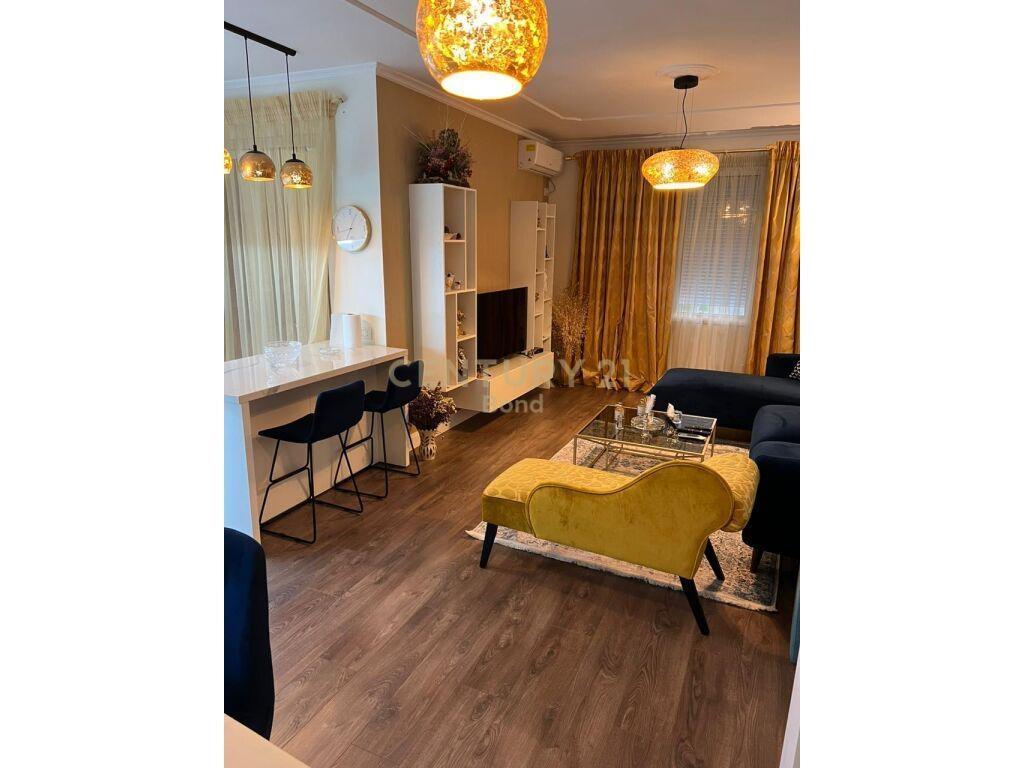 Shitet Apartament 2+1+2 tek Rruga e Kosovareve