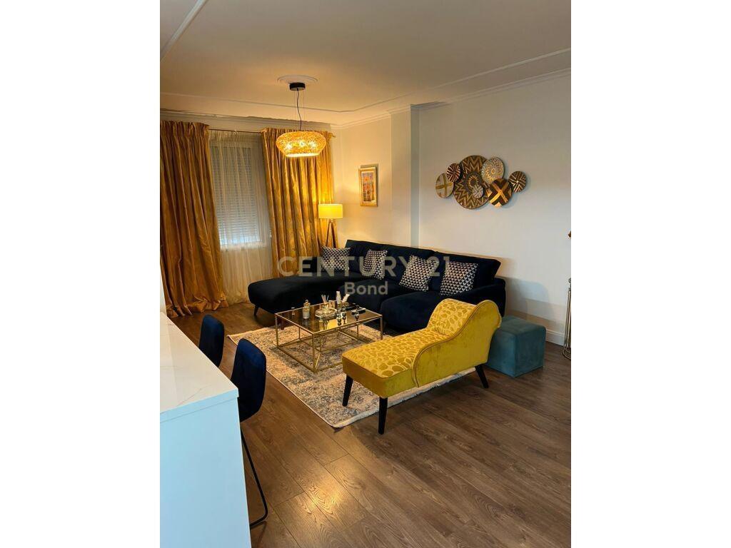 Shitet Apartament 2+1+2 tek Rruga e Kosovareve