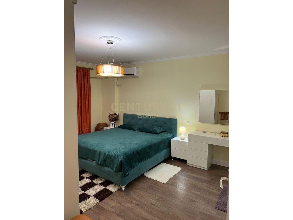 Shitet Apartament 2+1+2 tek Rruga e Kosovareve