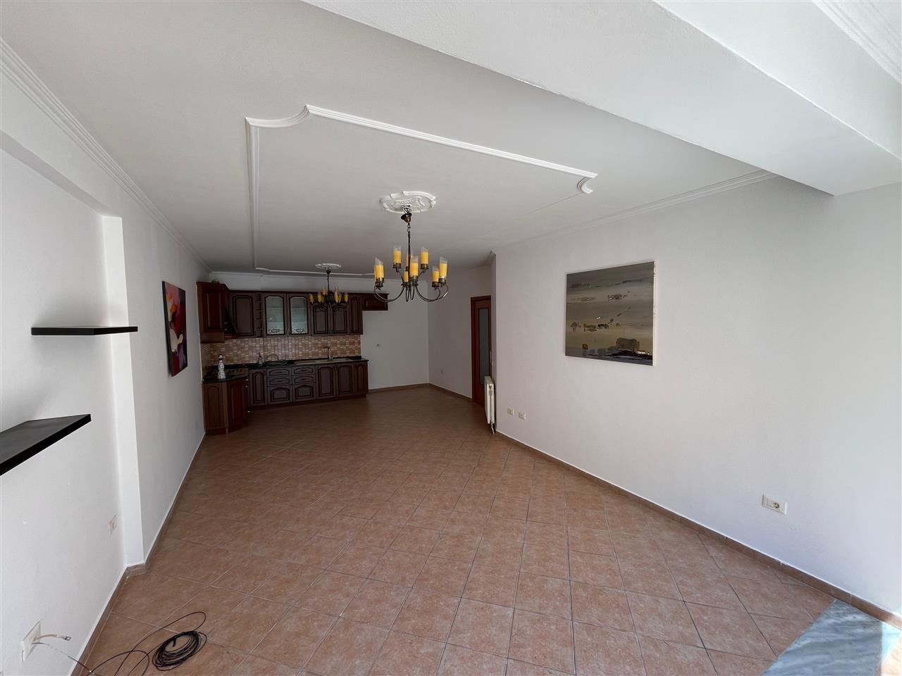 Komuna e Parisit,Kika 1,Shitet apartament 2+1 me Verande