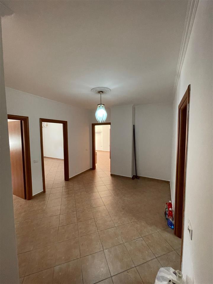 Komuna e Parisit,Kika 1,Shitet apartament 2+1 me Verande