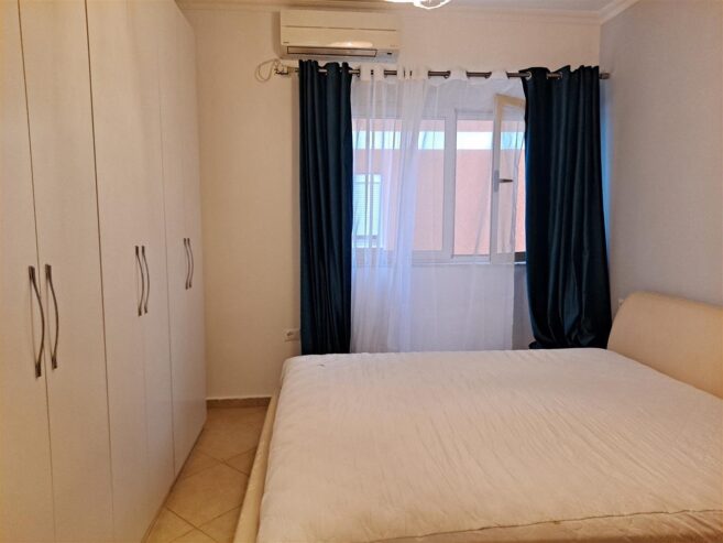 Jepet me qera 700 euro 2+1 me garazh