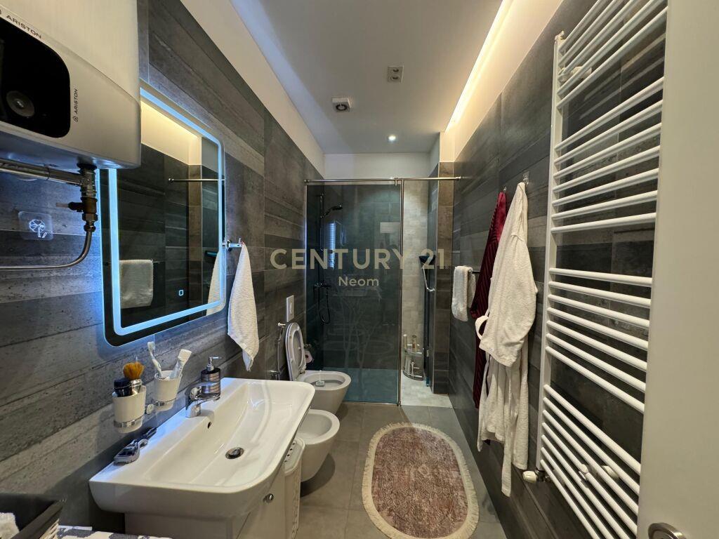 SHITET APARTAMENT 1+1 me POST PARKIMI TEK RR. ELBASANIT !