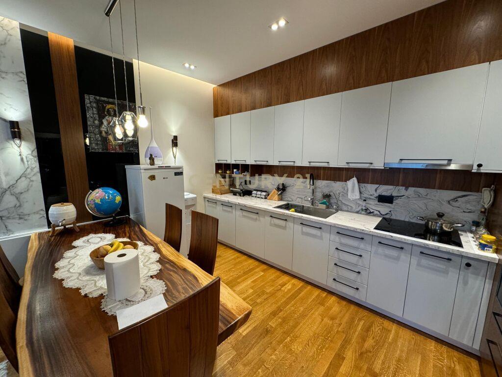 Shitet Apartament 1+1+Post Parkimi Rruga e Elbasanit 320000€