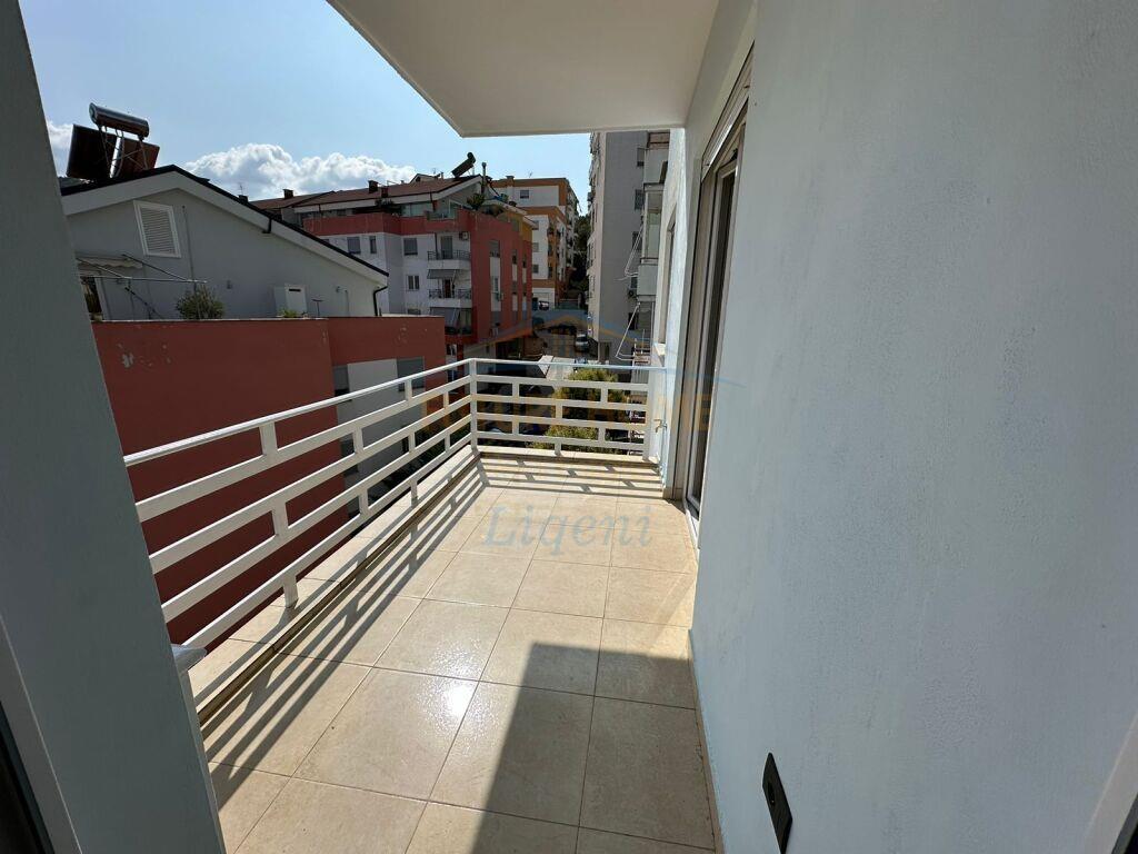 Shitet, Apartament 2+1+2, Liqeni i Thate, Tiranë
