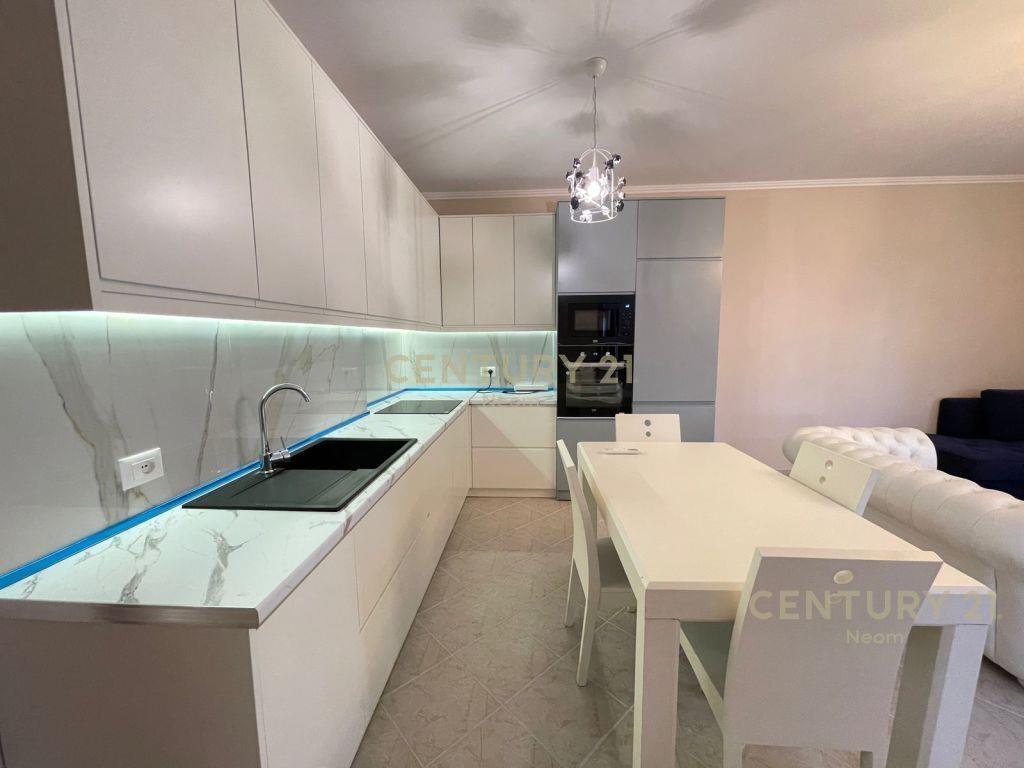 Shitet Apartamenti 3+1+2 Liqeni i Thate 1000 € 145 m2