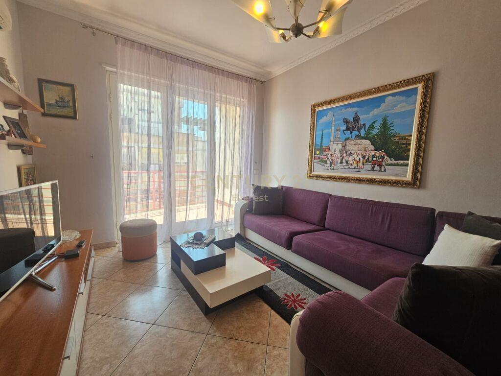 Tek Kompleksi Vizion Plus, Jepet Me Qira everest98062