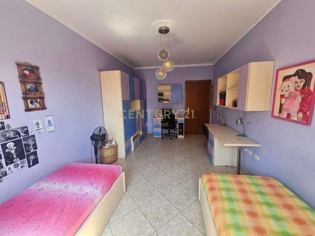 Tek Kompleksi Vizion Plus, Jepet Me Qira everest98062