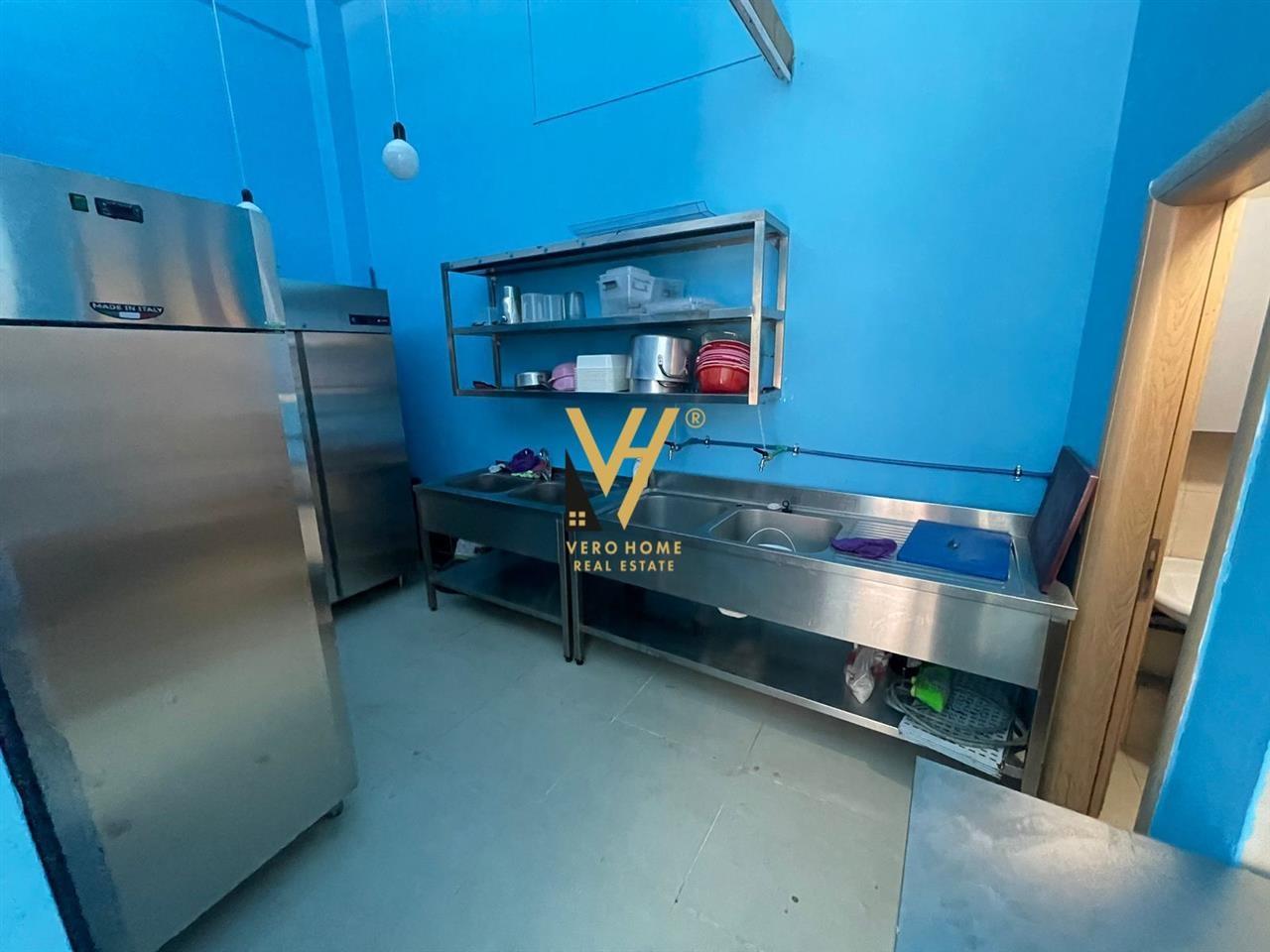 AMBIENT ME QERA TE KOMUNA E PARISIT 800 EURO