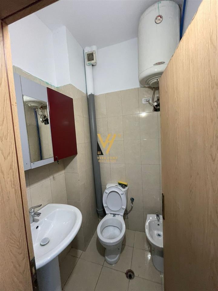 AMBIENT ME QERA TE KOMUNA E PARISIT 800 EURO