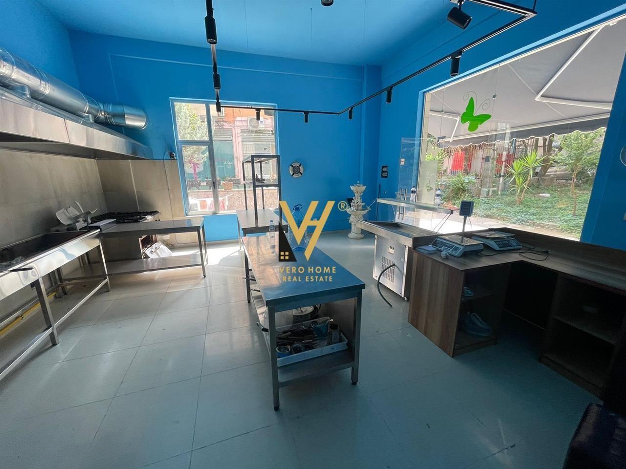 AMBIENT ME QERA TE KOMUNA E PARISIT 800 EURO