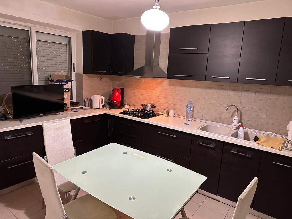 Shitet apartament 2+1 te Rruga Babe Rexha