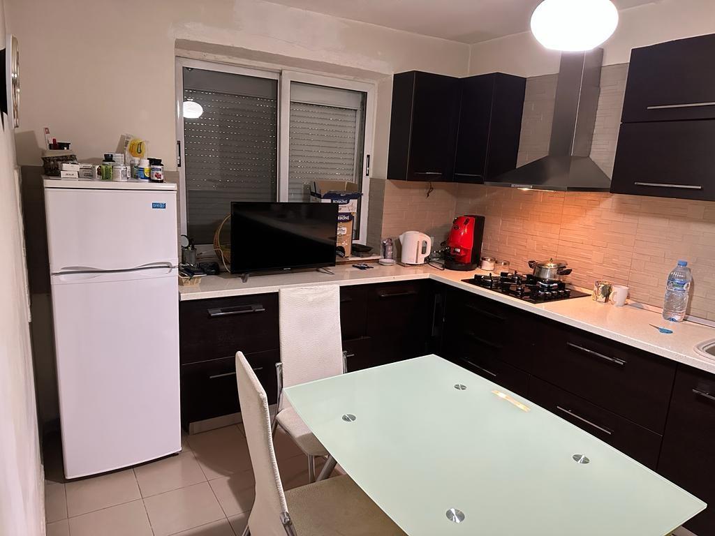 Shitet apartament 2+1 te Rruga Babe Rexha