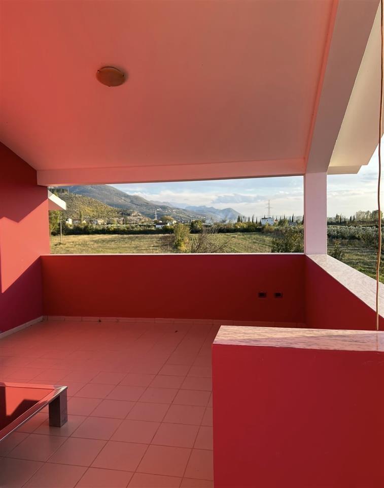 Jepet shtepi me qera mujore