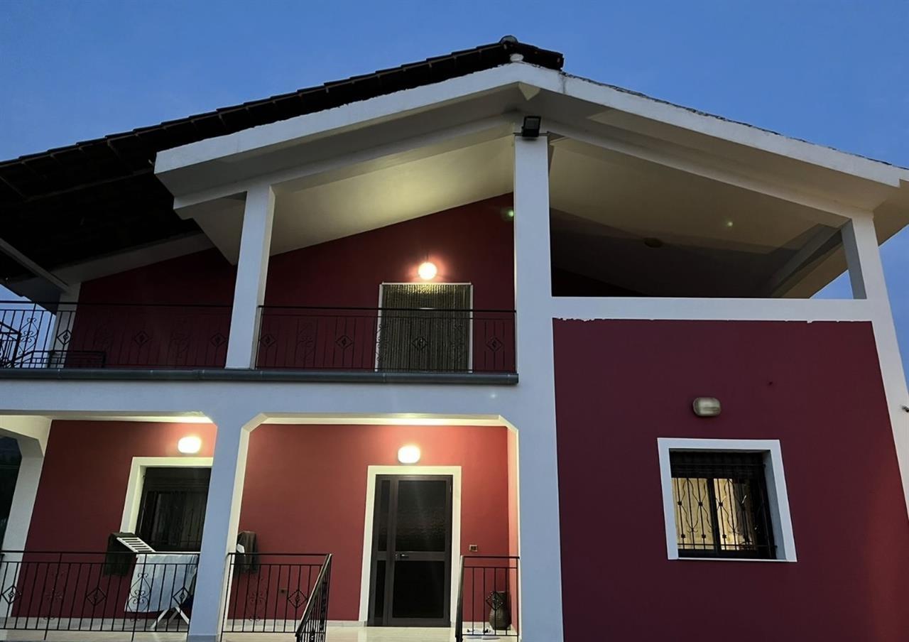 Jepet shtepi me qera mujore