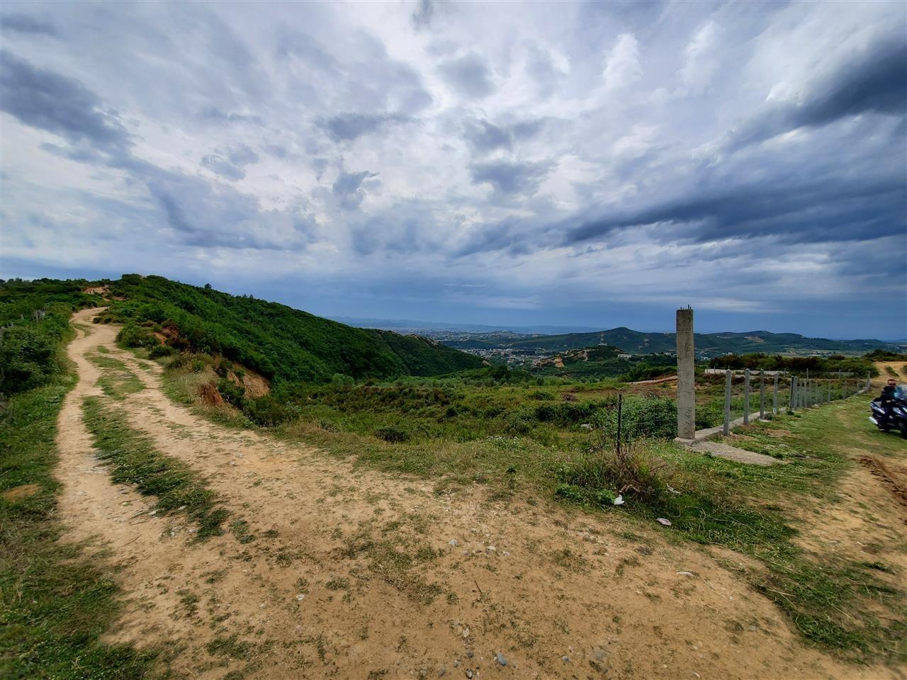 Shitet Toke Linze 5100 m2 me pamje