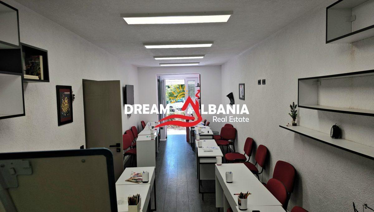 Jepet me qera ambient per zyra tek Muhamet Gjollesha