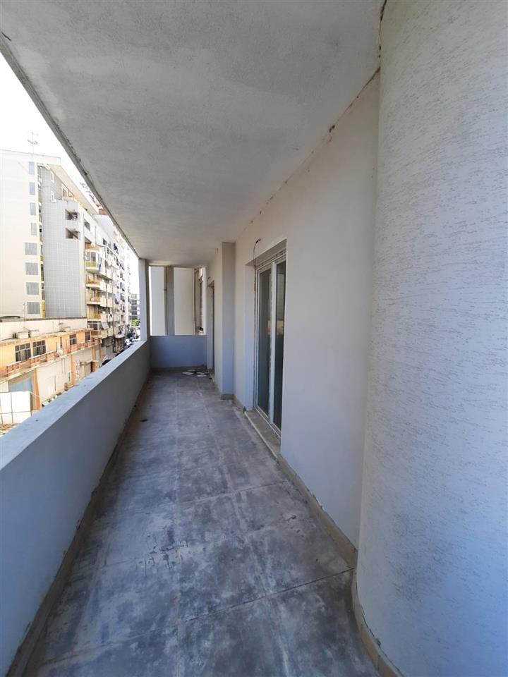 Apartament 2+1 ne shitje prane stacionit te trenit ne Durres