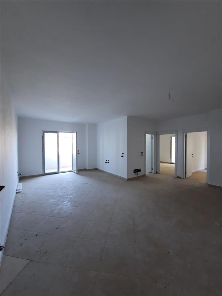 Apartament 2+1 ne shitje prane stacionit te trenit ne Durres